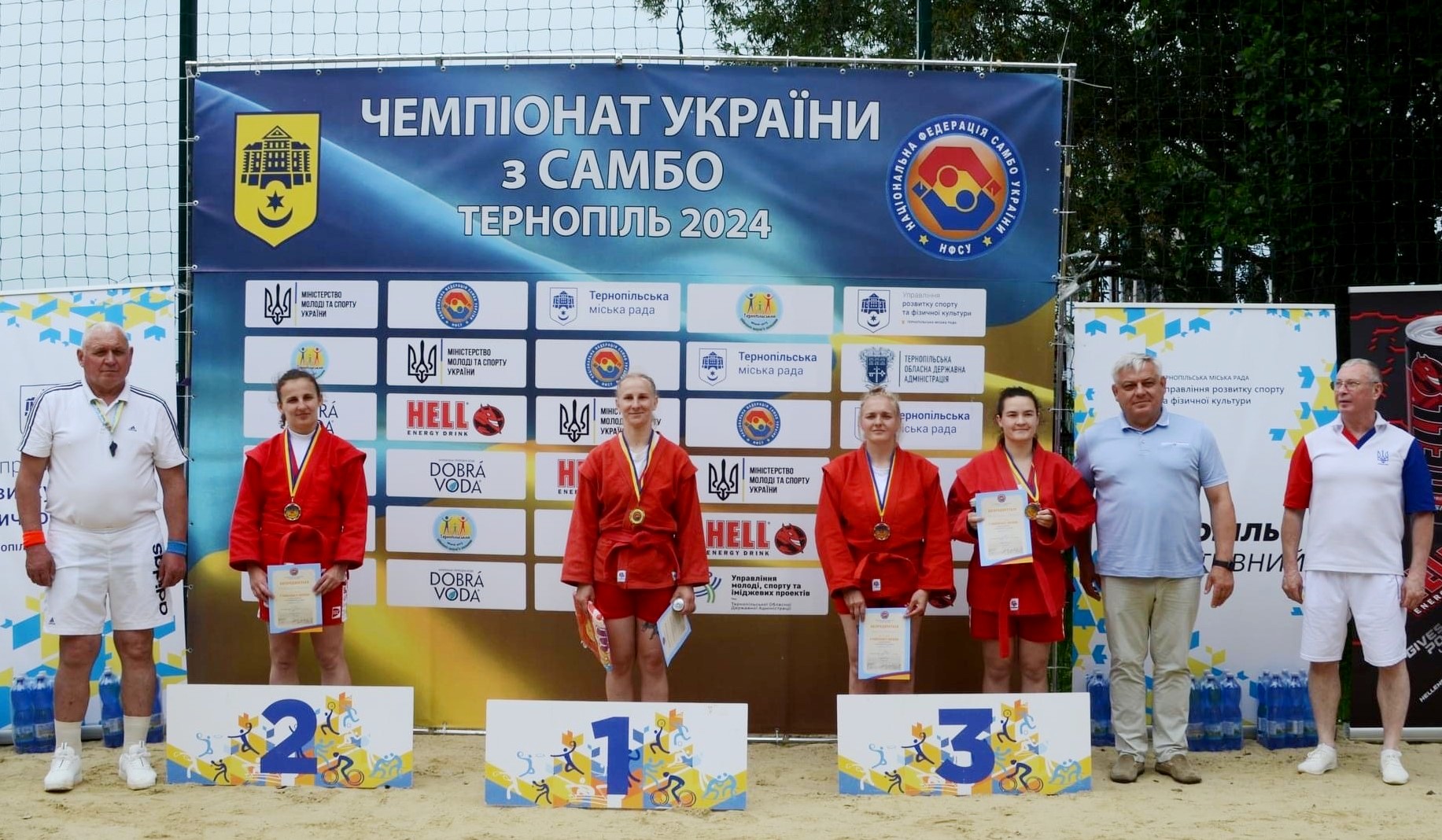 Галина Винниченко (крайня праворуч) - бронзова призерка чемпіонату України з пляжного самбо серед жінок